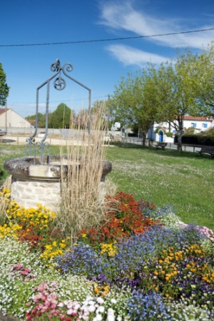 Breuillet Puits-sur-la-place-du-Grallet